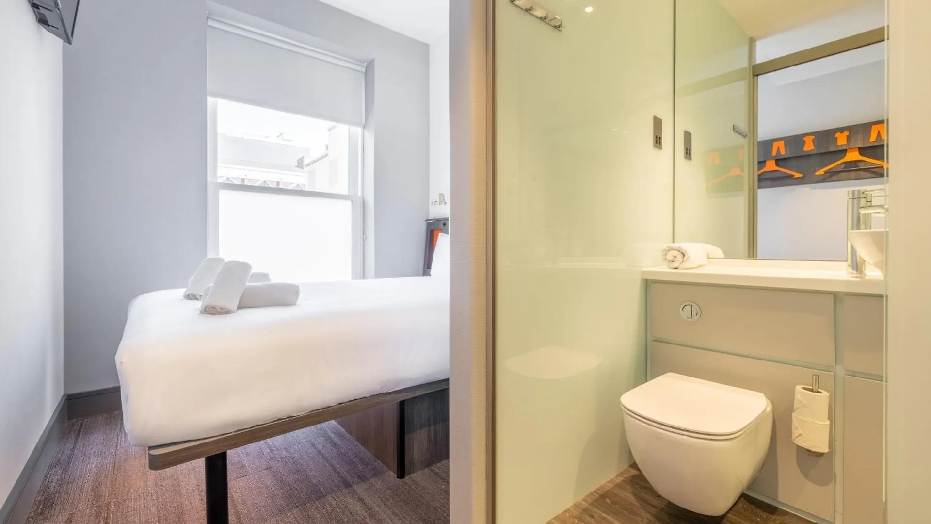 Easyhotel Belfast 3*,