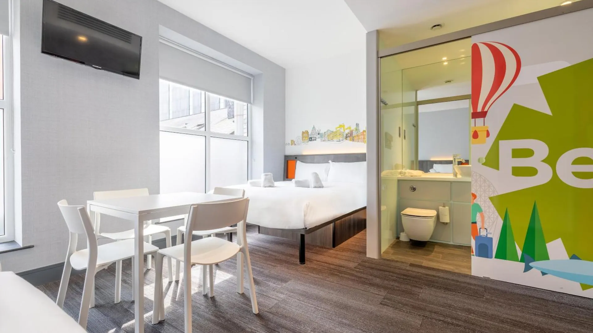 Easyhotel Belfast 3*,